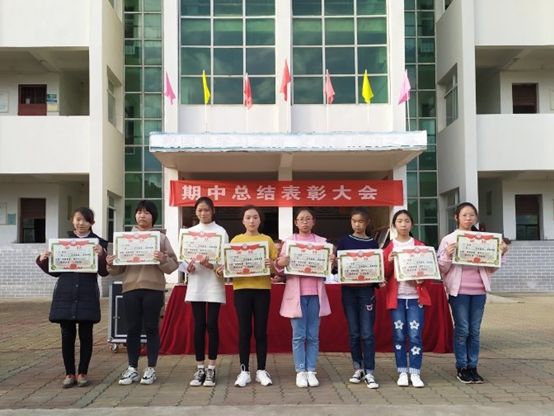东沟中学期中考试总结表彰大会新闻 2-227.png