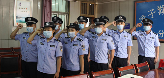 梁子湖区人民法院法警大队集中观看中国人民警察警旗授旗仪式