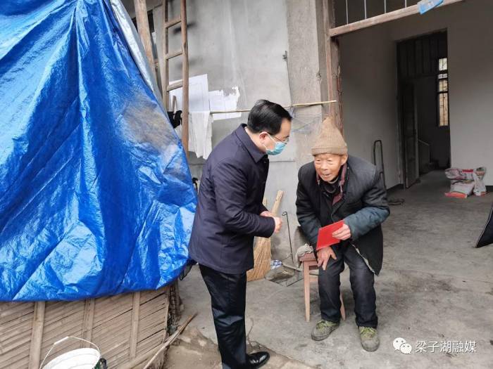 刘扬波走访慰问困难党员和困难群众