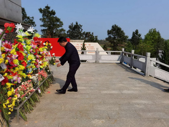 缅怀先烈,砥砺前行!区县级领导到斗山寺革命烈士陵园开展党史学习教育