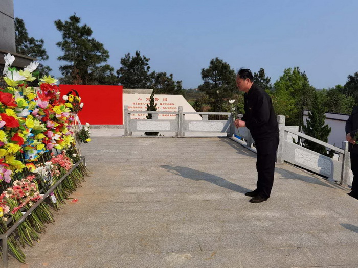 缅怀先烈,砥砺前行!区县级领导到斗山寺革命烈士陵园开展党史学习教育