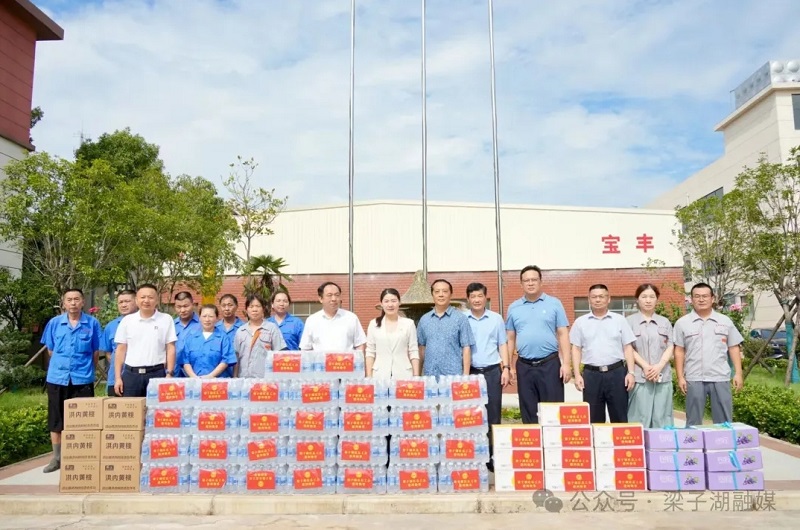 炎炎夏日送清凉 窦小华慰问一线劳动者