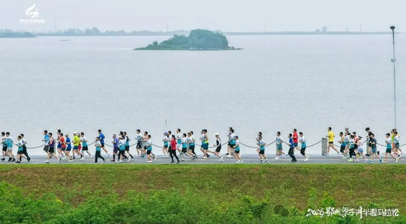 4000跑友梁子湖半程马拉松逐风而行 生态赛道绘就武鄂同城新图景
