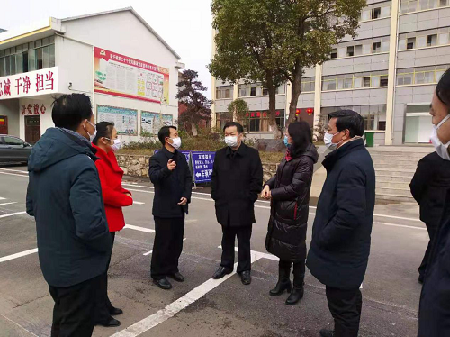 熊明新一行到梁子镇查看疫情防控工作