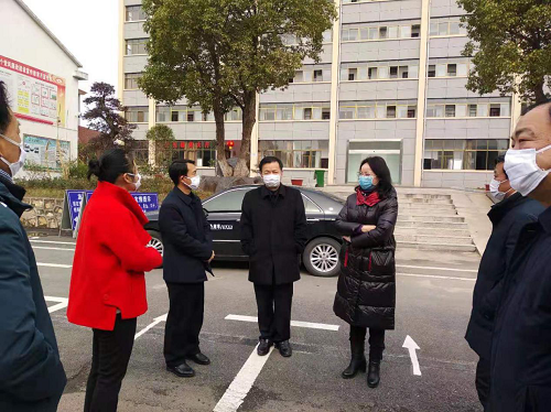 熊明新一行到梁子镇查看疫情防控工作