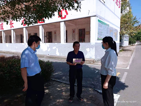 余淑芳到东沟中学慰问教师