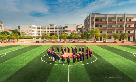 长岭中学开展向国旗敬礼活动